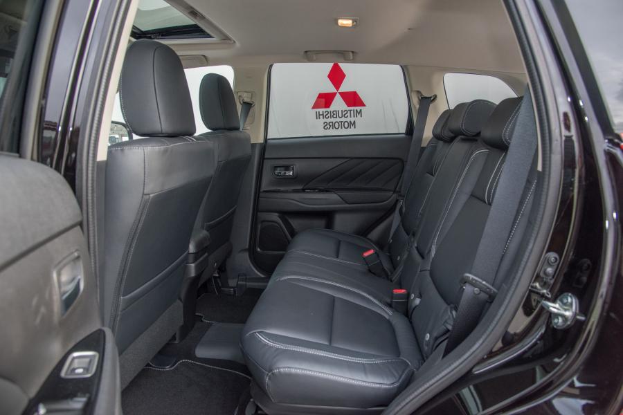 Mitsubishi Outlander PHEV Rally Style 2016 года  (фото 28 из 30)